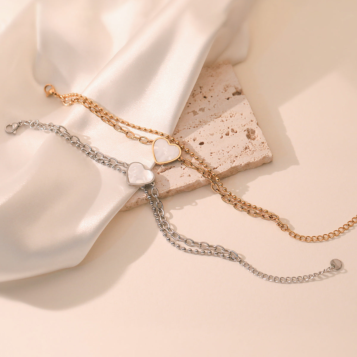 Bracciale da donna minimalista a forma di cuore in acciaio inossidabile placcato oro 18 carati, bracciale alla moda impilabile a doppio strato