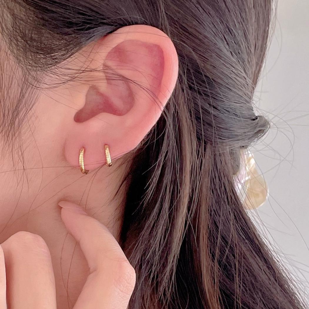 Pendientes Minimalistas con Forma de Letra de Plata de Ley 925 con Detalles de Perlas para Mujer