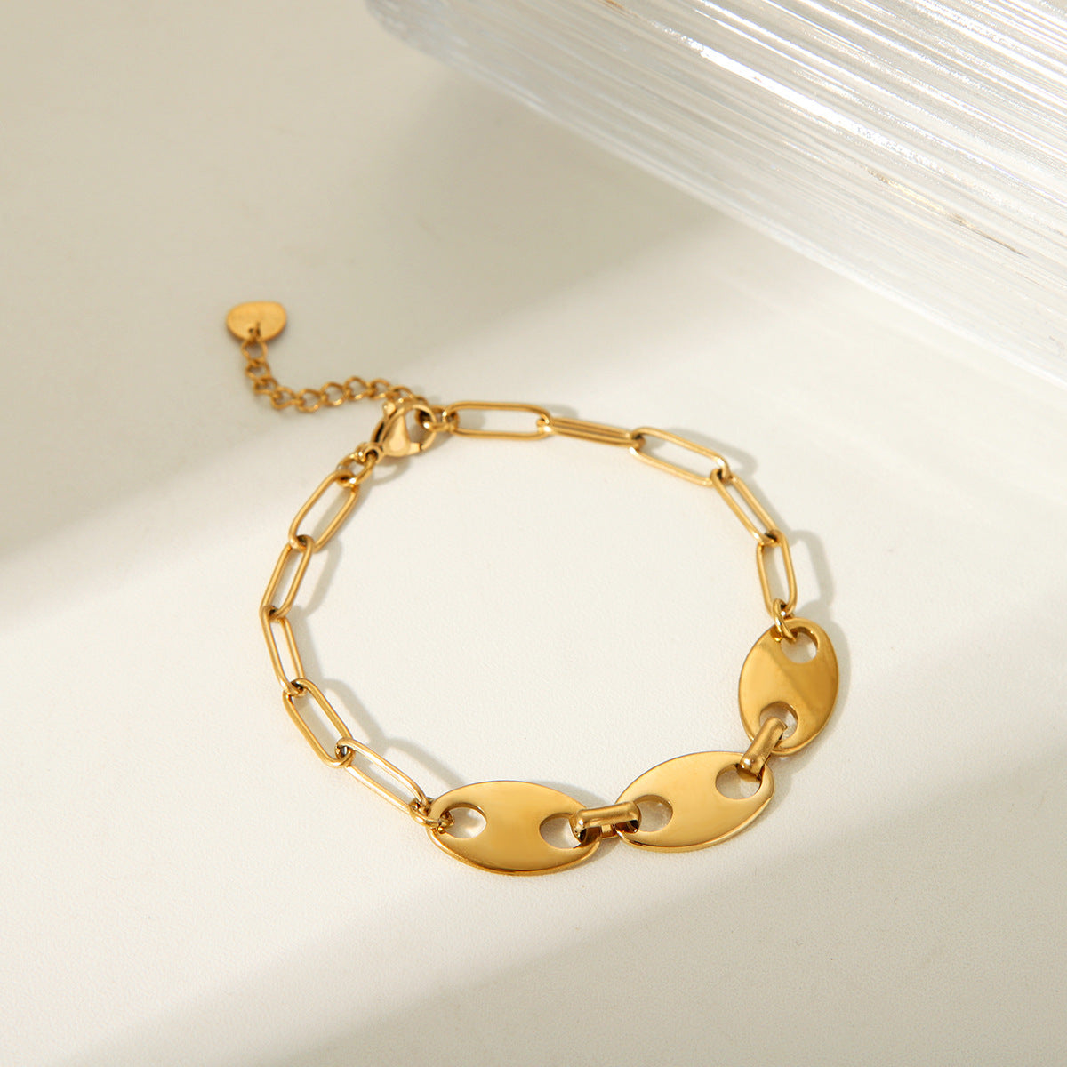 Pulsera geométrica de acero inoxidable estilo INS con baño de oro de 18 quilates y cierre de nariz de cerdo para mujer