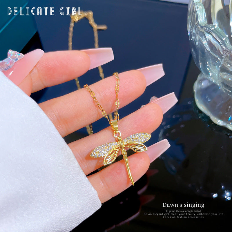 Collar de lujo de acero de titanio con diseño geométrico de mariposa e incrustaciones de diamantes de imitación para mujer, colgante de nube de la suerte