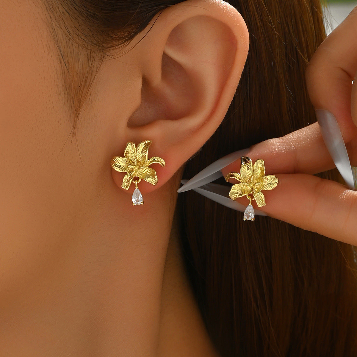 Minimalist Floral Zirconia-Inlaid Zinc Alloy Stud Earrings for Women with Luxury Aesthetic and Elegant Botanical Design