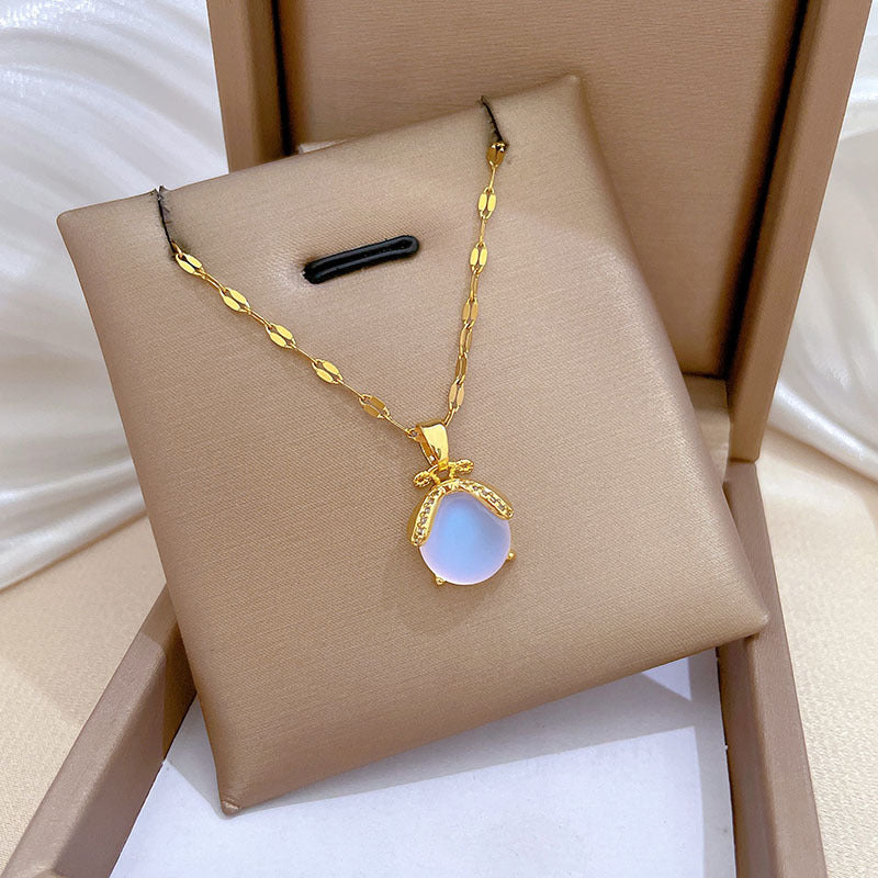 Collana con ciondolo a forma di coccinella ape Aurora in acciaio al titanio con placcatura in oro micro-pavé da donna, delicata catena per clavicola con design geometrico e cartoon