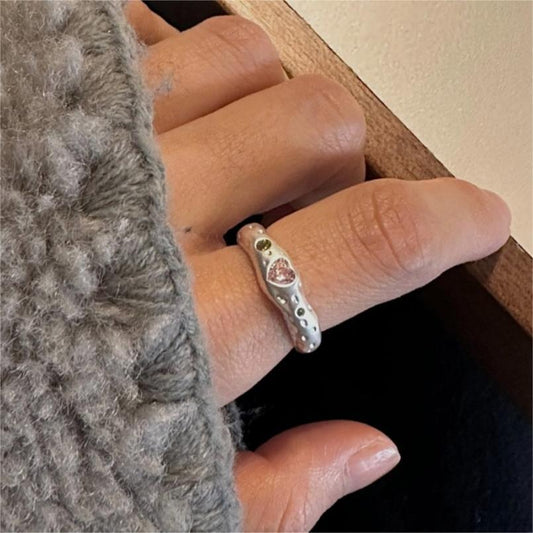 Anillo minimalista de corazón de plata de ley 925 mate con detalle de grano cuadrado biselado para mujer