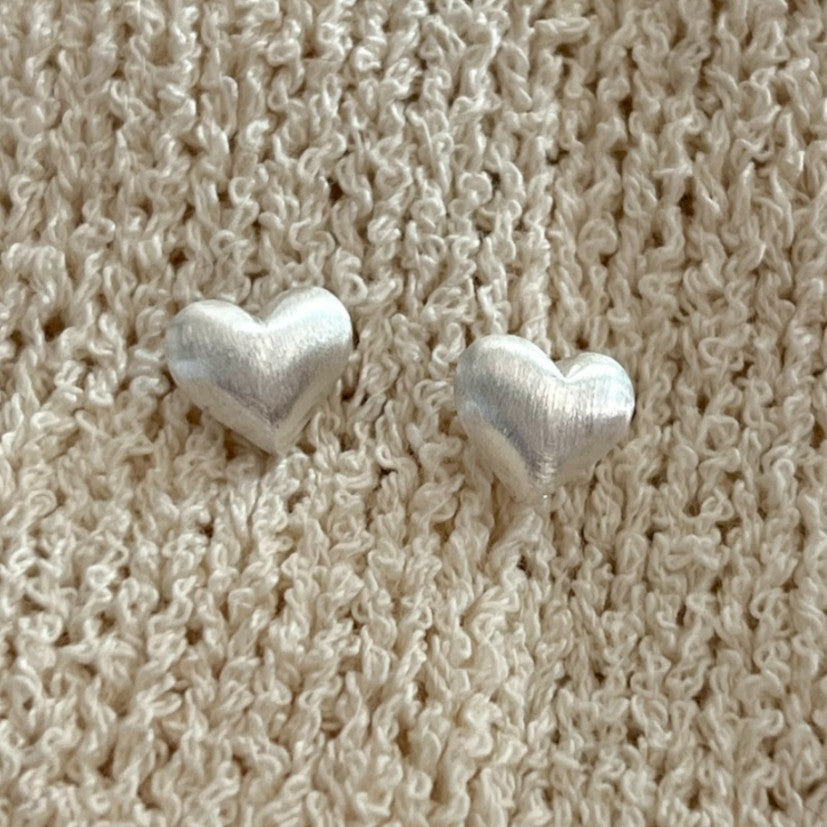 Pendientes minimalistas de plata de ley 925 con forma de corazón, acabado cepillado y acento geométrico