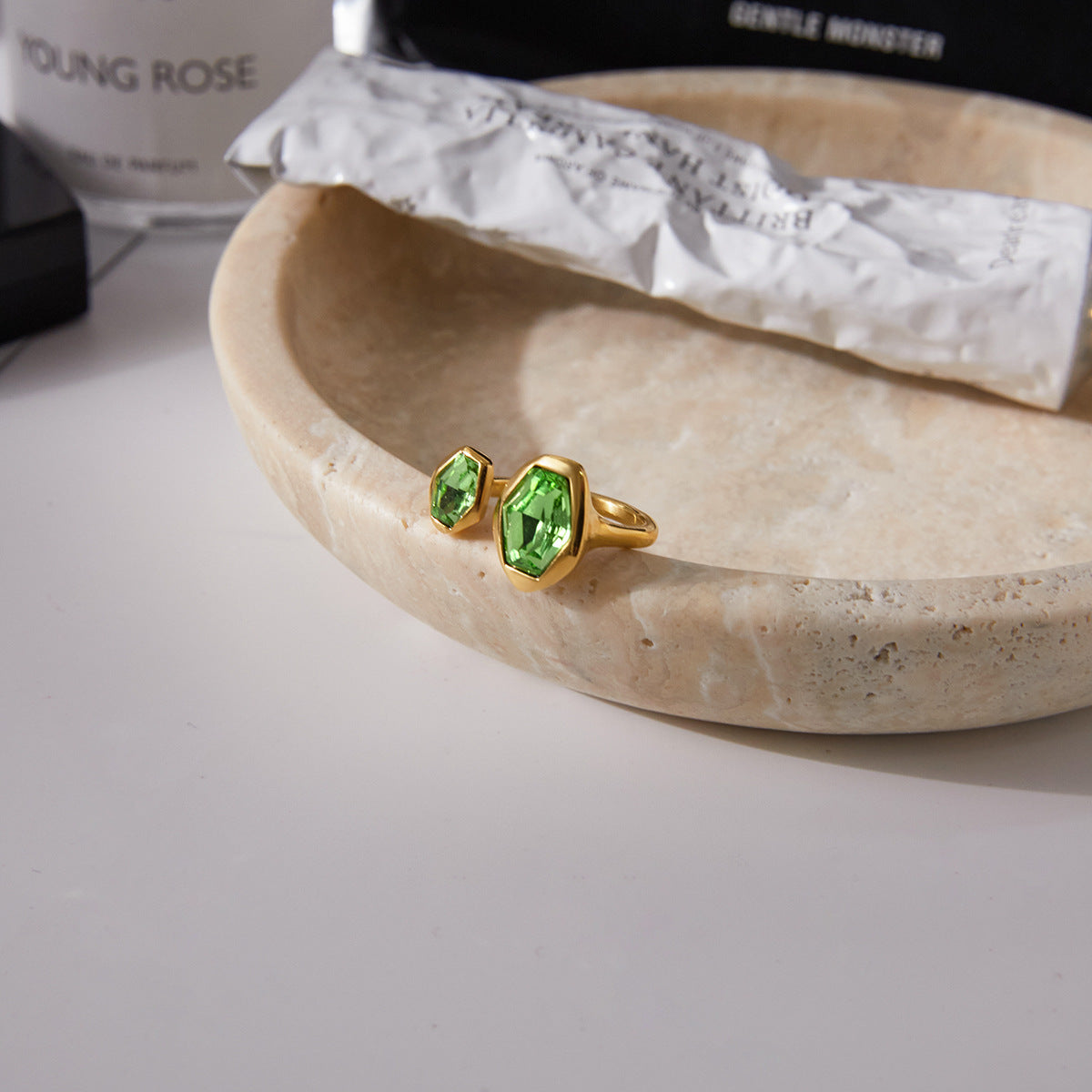 Anillo de acero de titanio octogonal geométrico con incrustaciones de circonita verde, galvanizado para una joyería de lujo femenina resistente a la decoloración