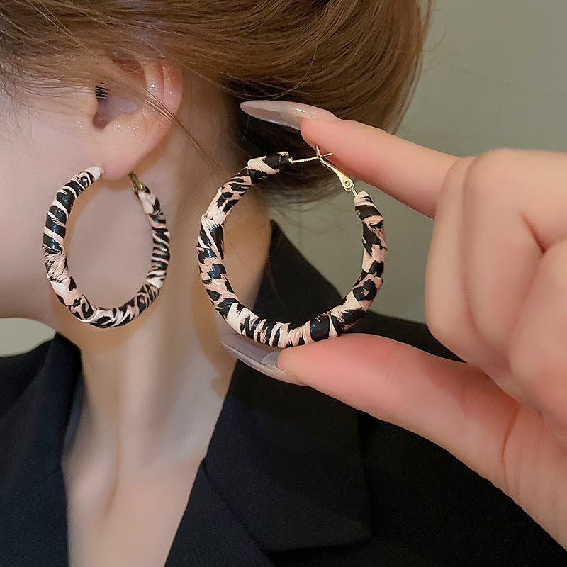 Orecchini a cerchio geometrici rotondi minimalisti da donna con base in rame placcato oro e perni in argento sterling 925, gioielli eleganti di lusso adatti all'ufficio