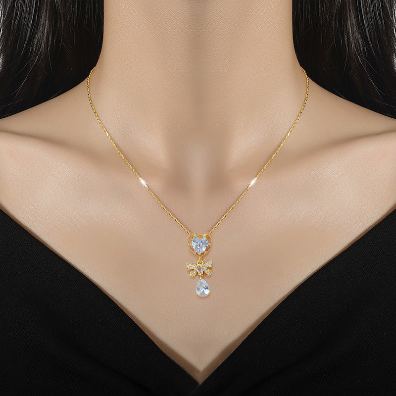 Elegante collar con colgante de mariposa para mujer con incrustaciones de diamantes de imitación en cadena de acero de titanio, cadena de clavícula ligera y delicada