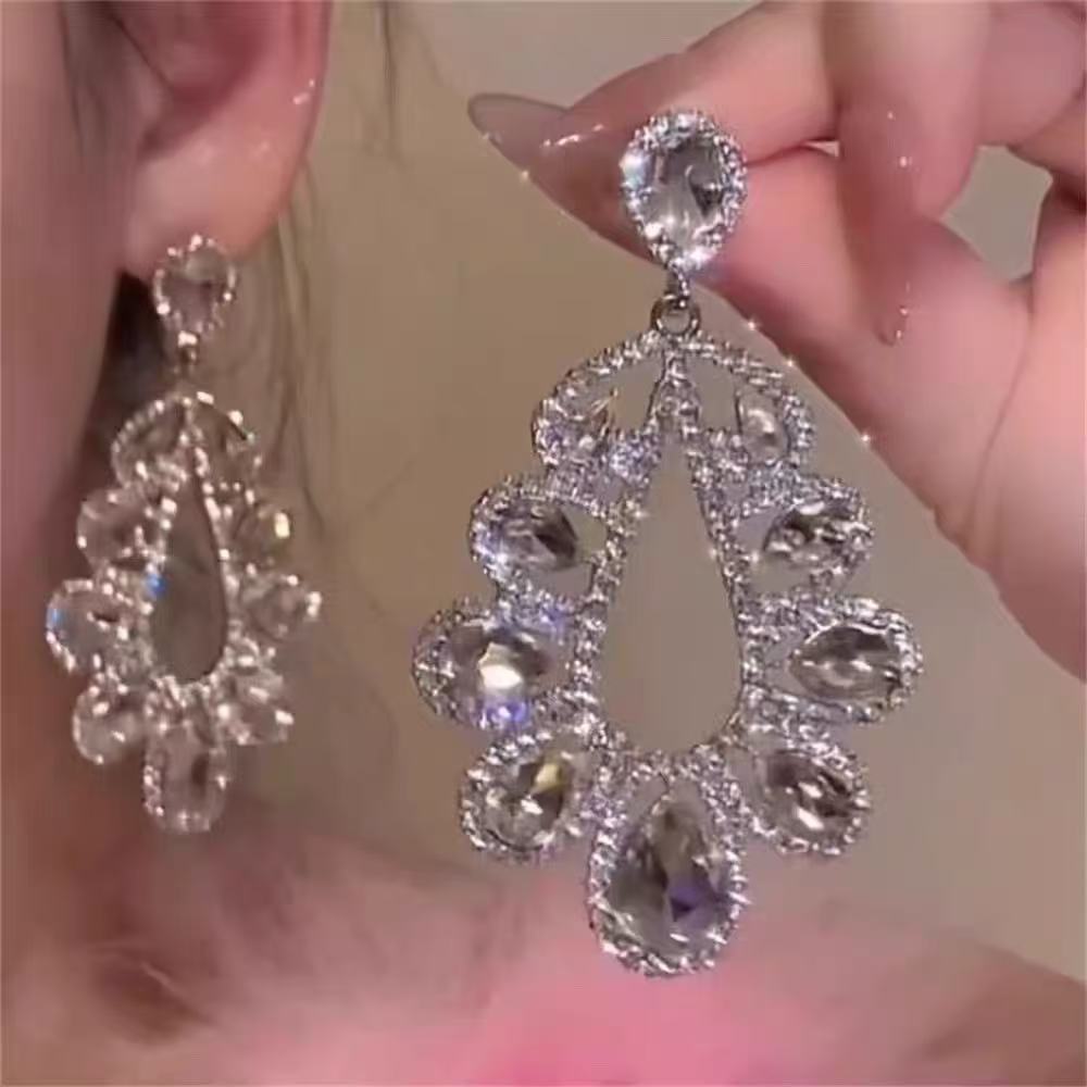 Orecchini pendenti con nappe geometriche minimaliste con intarsi di strass in rame placcato e perni in argento sterling 925 da donna