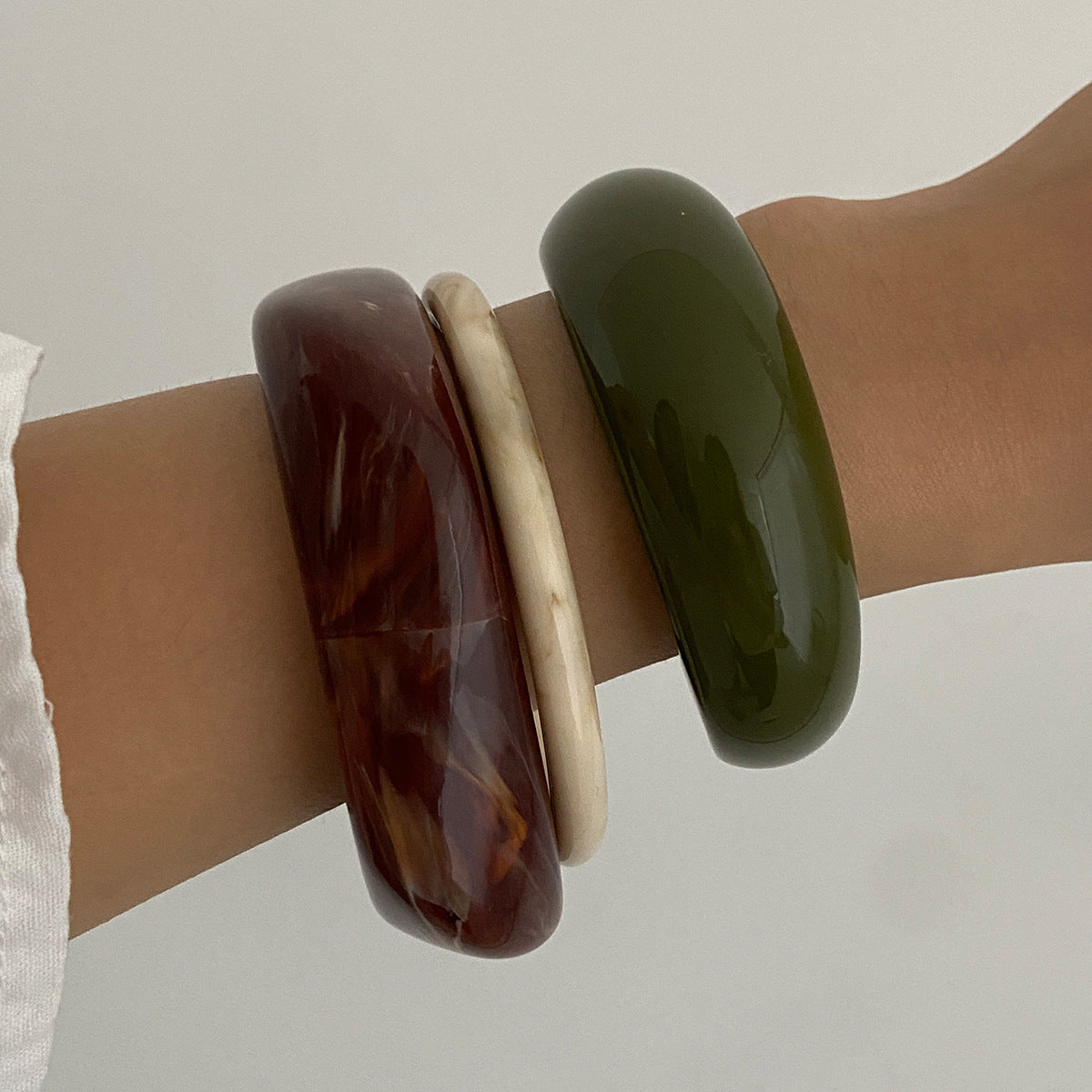Bracciale rigido aperto minimalista in resina a forma di C con design geometrico irregolare per donna