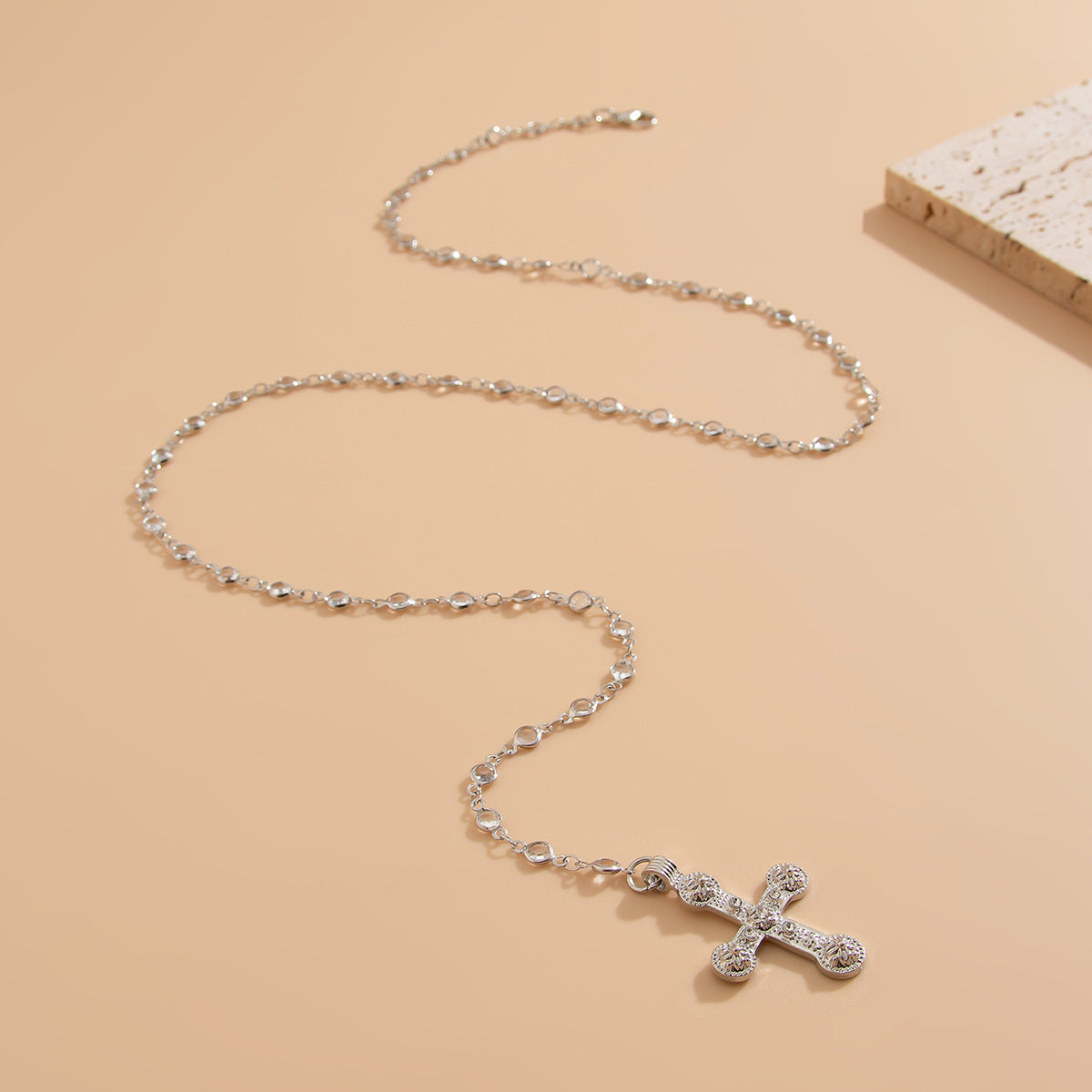 Elegante collana a sfera con pendente a perla intarsiato con strass a croce geometrica da donna