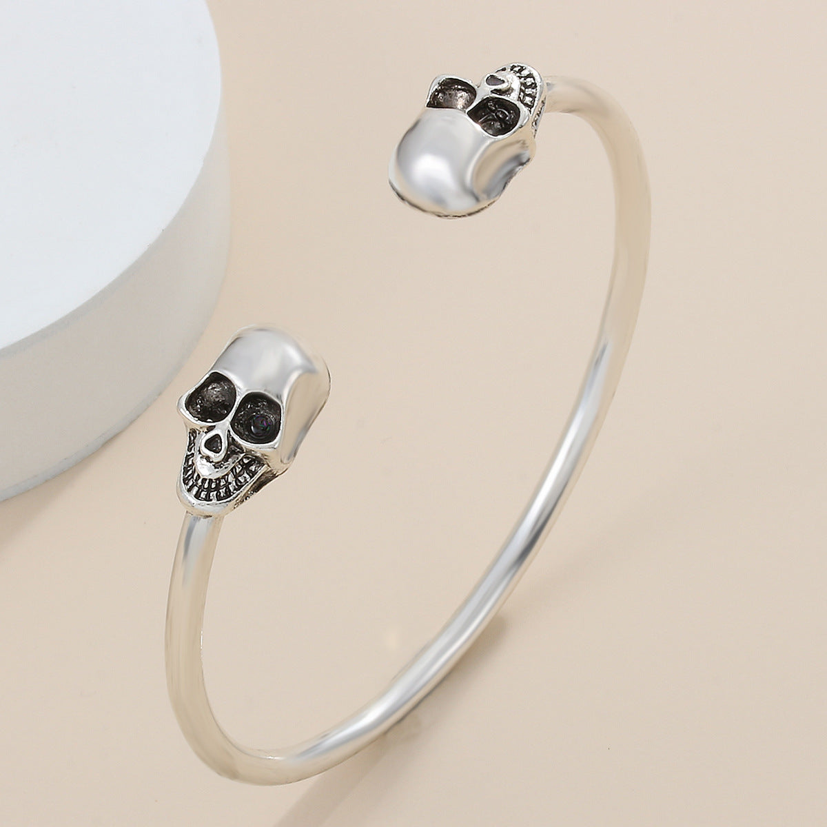 Pulsera gótica oscura de calavera unisex de aleación con acabado chapado