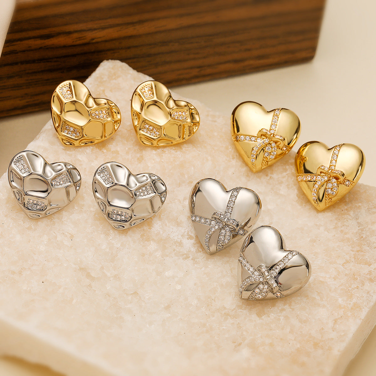 Orecchini a Cuore Minimalisti in Rame Placcato Oro 18K con Zirconi Micro-Incastonati da Donna