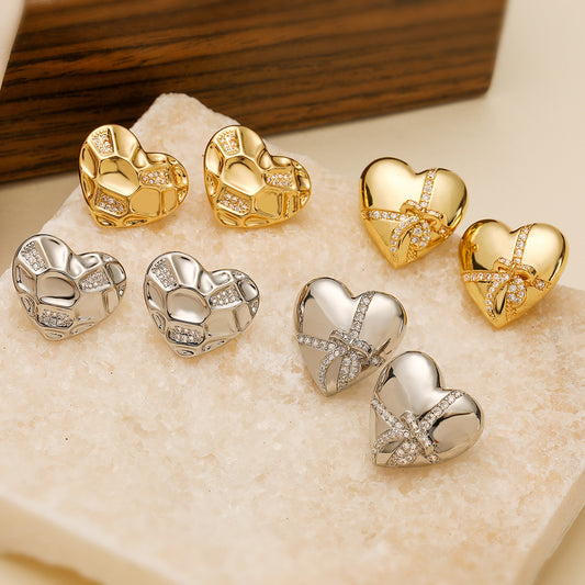 Pendientes minimalistas de cobre en forma de corazón con baño de oro de 18K y circonitas micropavé para mujer