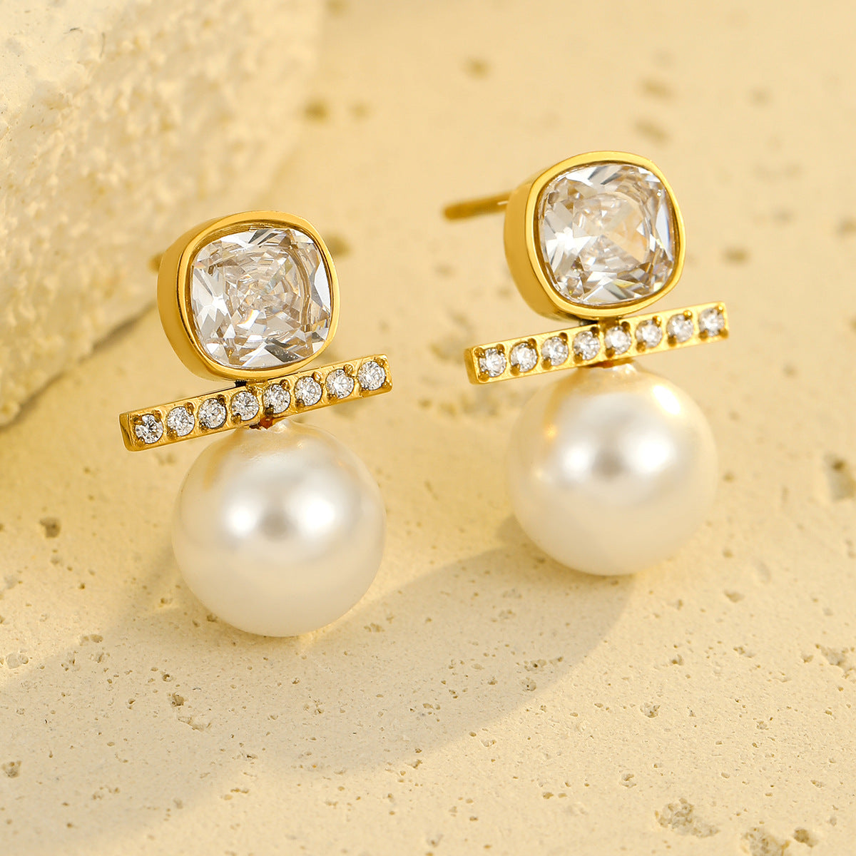 Orecchini a perno quadrati in stile vintage con perle e accenti in zirconia micro-pavé, in acciaio inossidabile con finitura galvanica