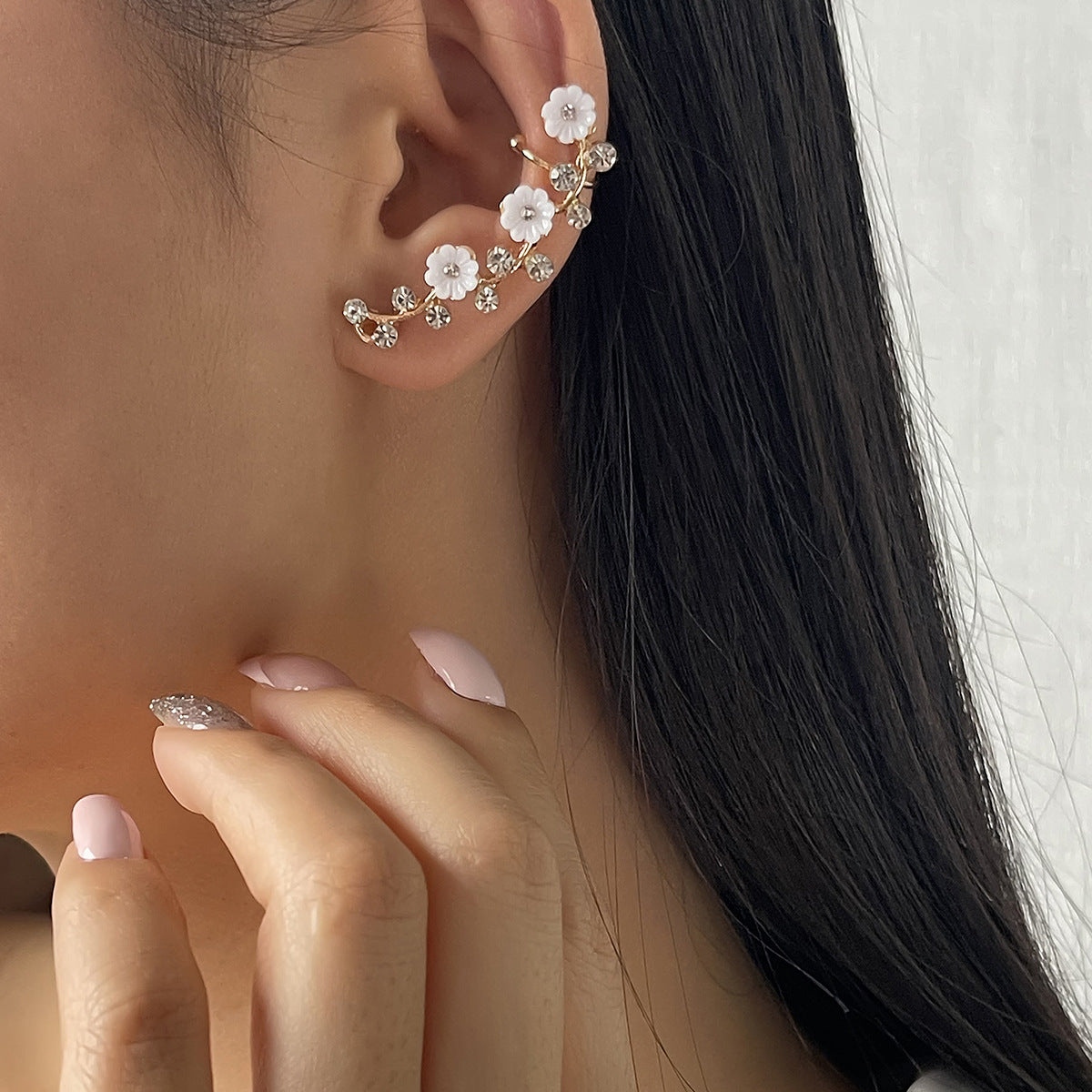 Orecchini a clip minimalisti a forma di margherita in lega con intarsi di strass e perle simulate da donna