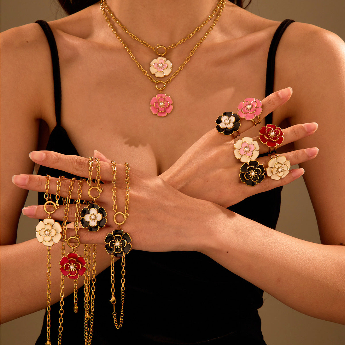 Collar de Acero Inoxidable con Baño de Oro de 18K con Flor de Esmalte en Forma de Camelia Estilo OL de Moda para Mujer