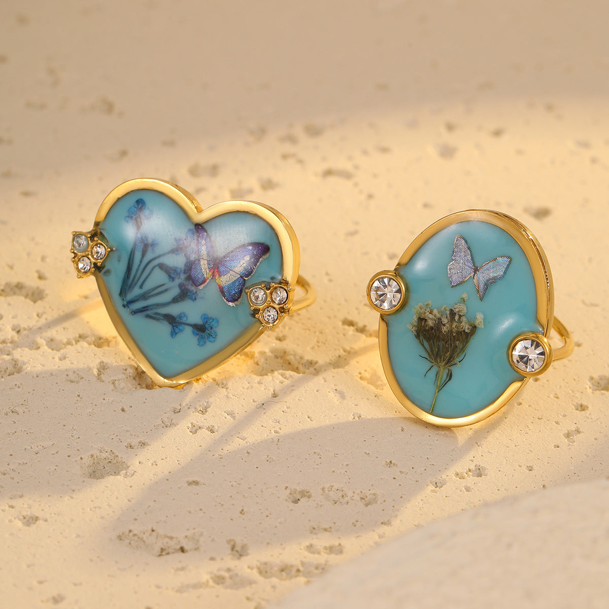 Elegante anillo de acero inoxidable con forma de corazón, lazo de resina y detalles de flores prensadas, incrustaciones de pedrería, acabado chapado para mujer