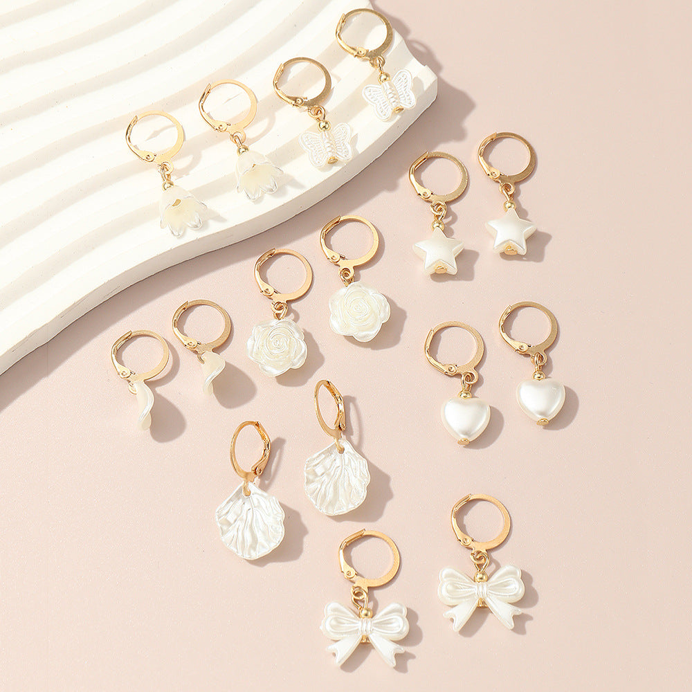 Pendientes de perlas en forma de lazo minimalistas para niñas en metal con acabado artesanal