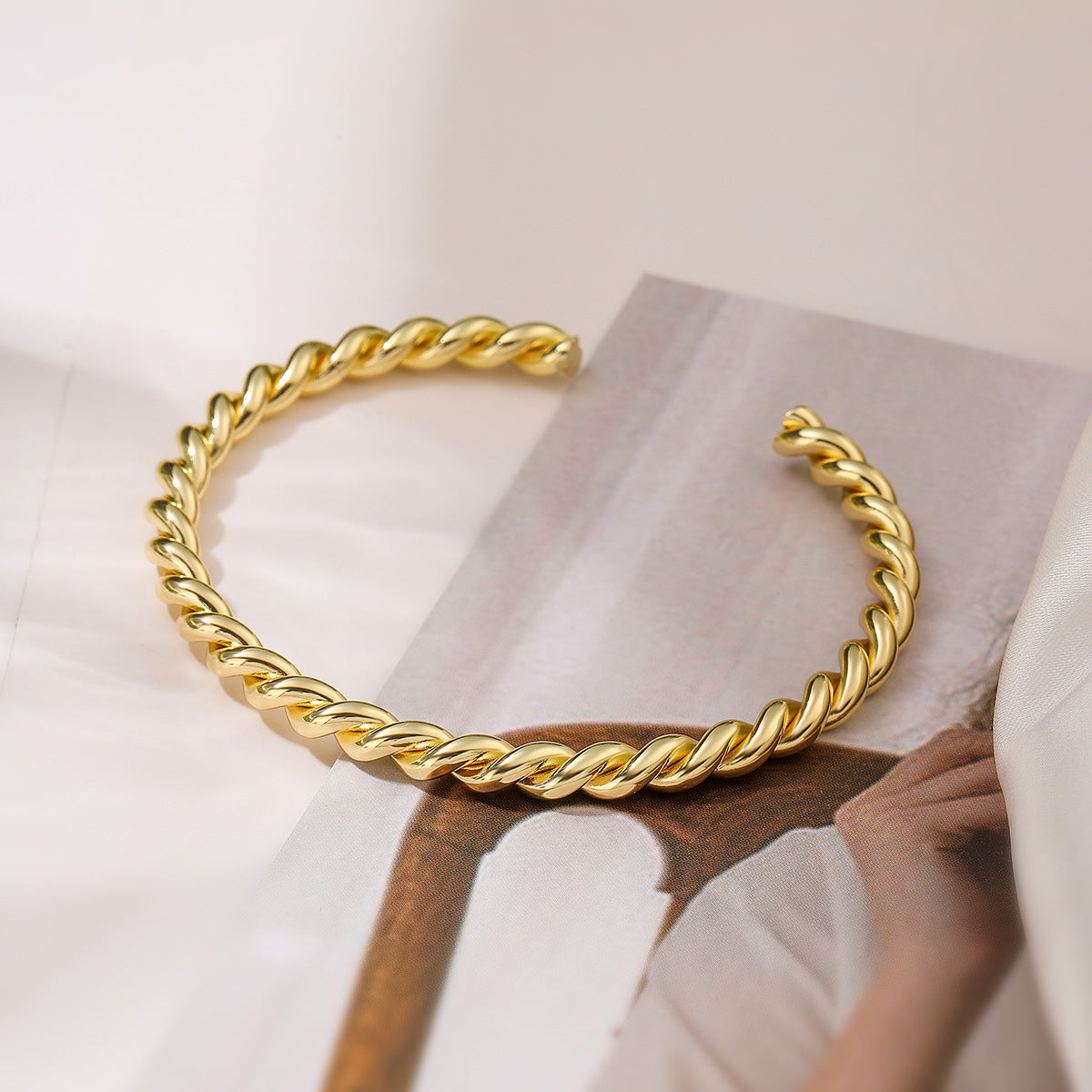Bracciale Rigido Aperto Geometrico Minimalista da Donna in Rame con Placcatura in Oro Vero, Accessorio Moda d'Ispirazione Vintage
