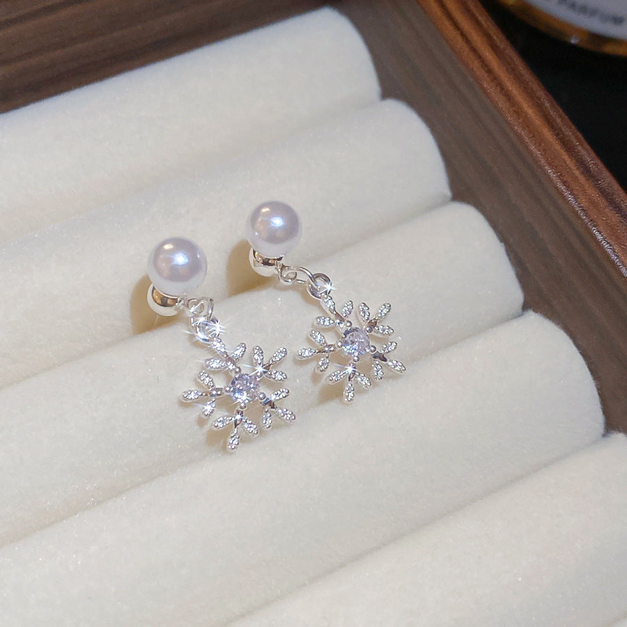 Orecchini da donna chic a forma di goccia con perle simulate e dettagli a fiocco di neve in zircone