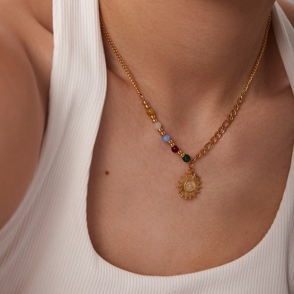 Collar con colgante geométrico estilo INS de acero de titanio con acabado chapado en oro de 18 quilates, dije de sol de piedra natural ojo de gato y detalles de piedras coloridas