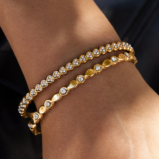 Pulsera de puño de acero de titanio en forma de corazón a la moda para mujer con incrustaciones de diamantes de imitación y acabado chapado
