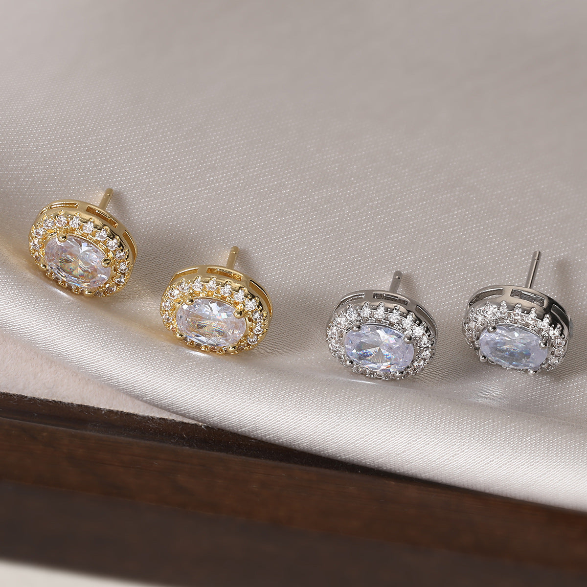 Orecchini a perno geometrici ovali minimalisti in zirconia color rame con placcatura in oro da donna