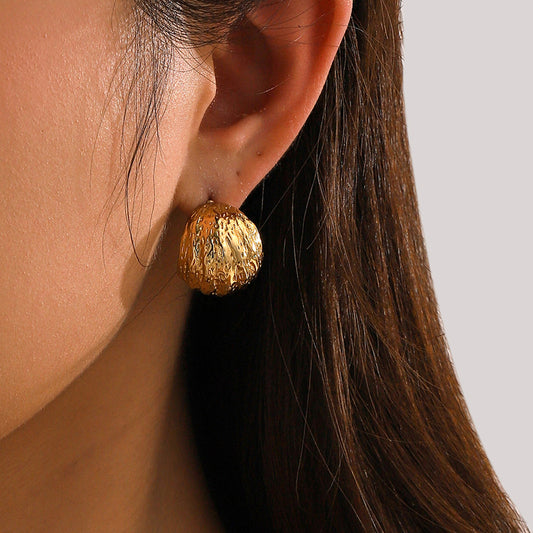 Pendientes de acero inoxidable chapados en oro de 18 quilates con textura en forma de C estilo INS único para mujer