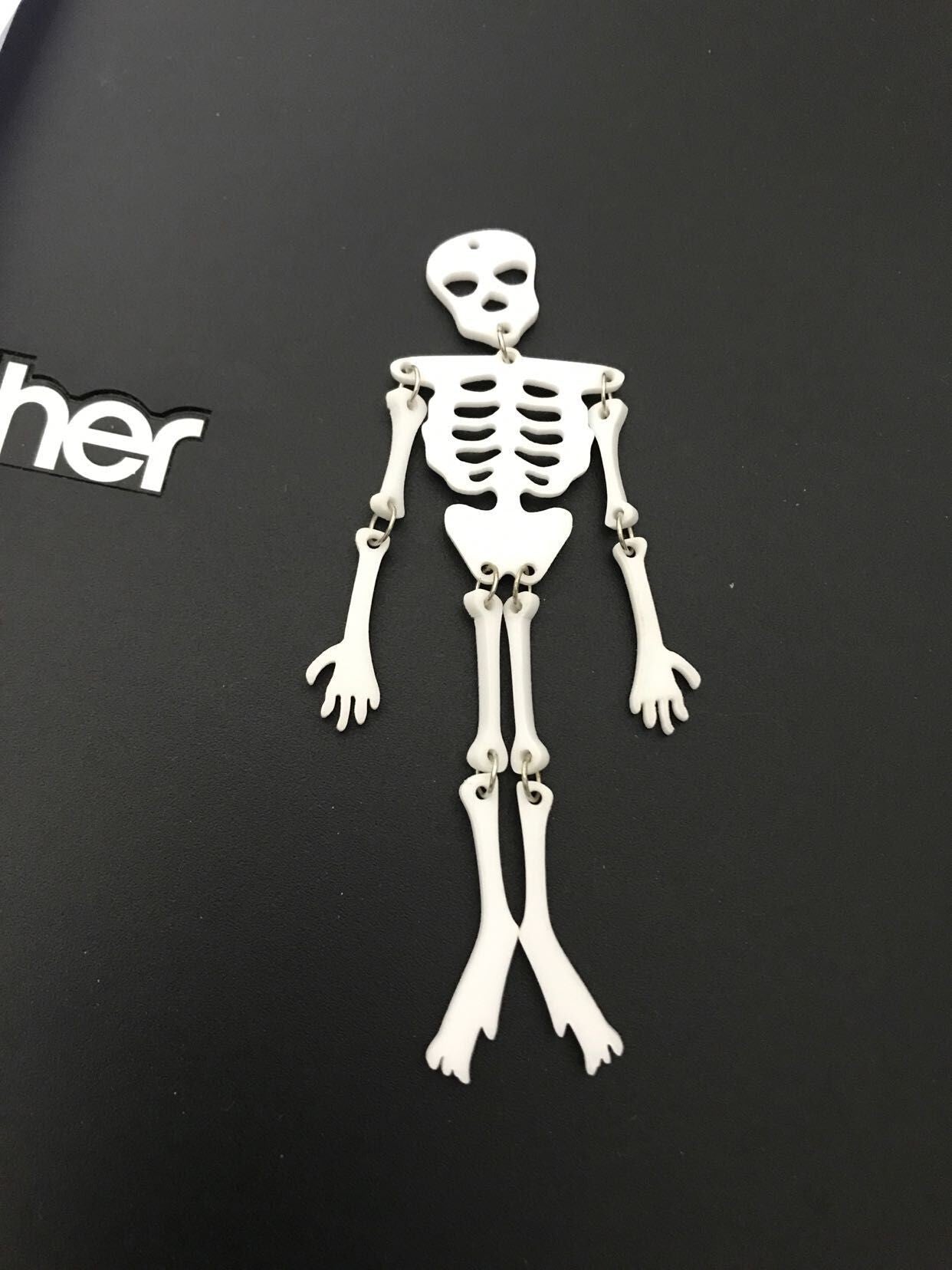 Pendientes acrílicos de calavera gótica oscura y esqueleto para mujer con forma geométrica y acabado hecho a mano