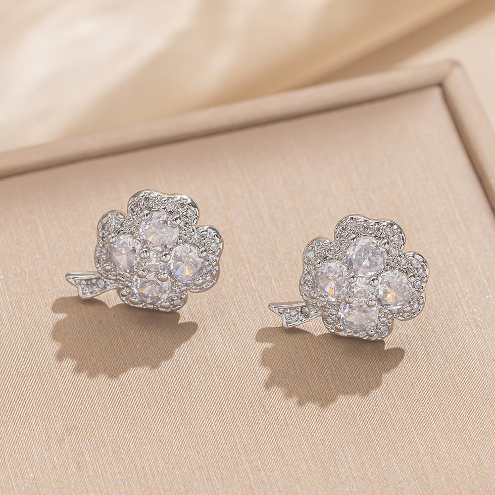 Elegante parure con orecchini a perno e collana a quadrifoglio in acciaio al titanio con intarsio di strass, gioielli minimalisti di lusso per donna