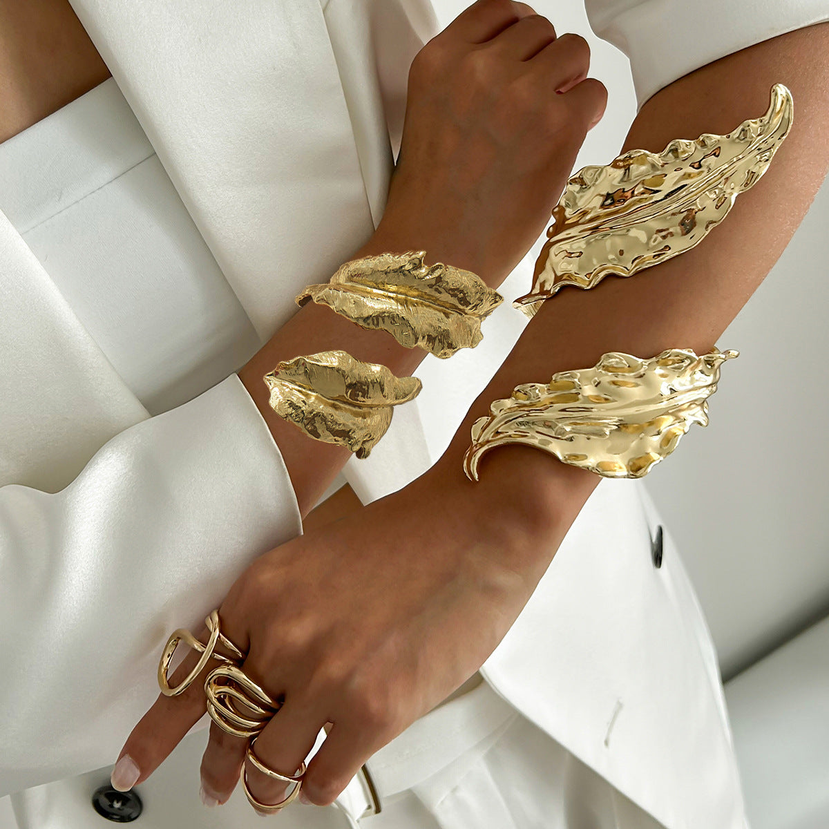 Bracciale rigido aperto da donna minimalista geometrico con foglia, grande, in lega con finitura placcata