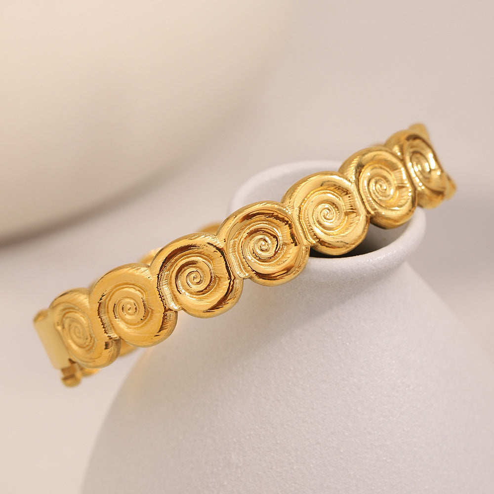Bracciale da donna in acciaio inossidabile placcato oro 18 carati a forma di conchiglia, stile minimalista