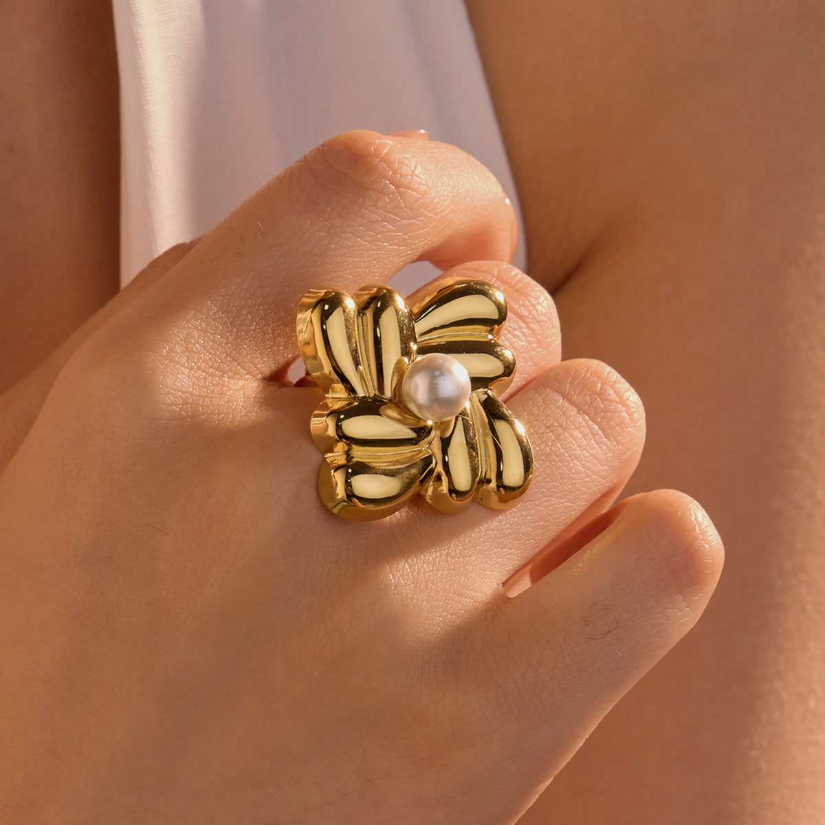 Anillo de acero de titanio cuadrado geométrico con baño de oro e incrustaciones de perlas para mujer