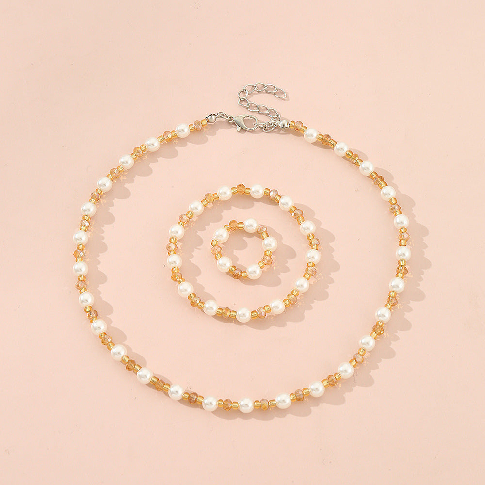 Conjunto de collar minimalista para niñas con cuentas de resina y vidrio en forma de corazón y cadena de cuentas redondas