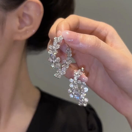 Orecchini a perno da donna in rame con zirconi, dal design floreale leggermente lussuoso, con perni in acciaio inossidabile