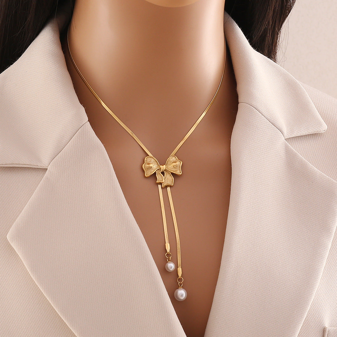 Collana pendente floreale alla moda in stile OL con fiocco a farfalla in acciaio inossidabile e dettaglio nappa su catena a serpente