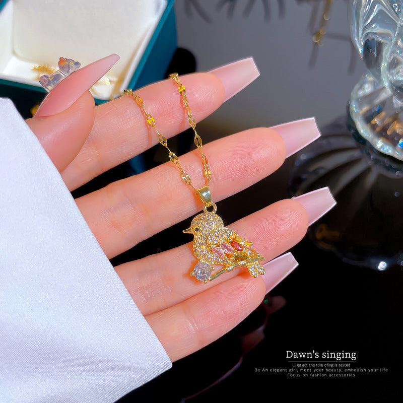 Collar con colgante de luna geométrica para mujer en acero de titanio con acabado chapado, elegante cadena de clavícula para bodas y fiestas