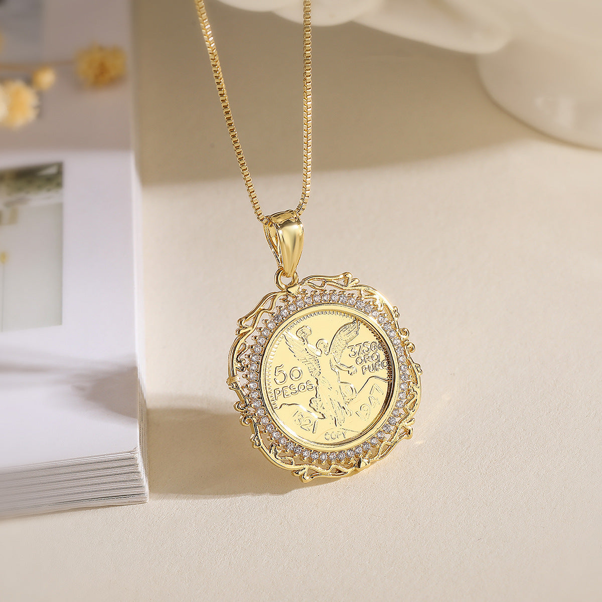 Collana girocollo minimalista da donna con base in rame, placcatura in oro 18 carati, intarsio in zircone, design geometrico, catena alla clavicola di tendenza