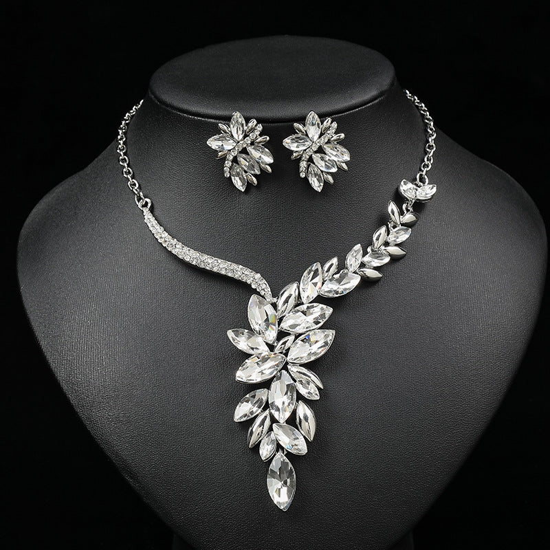 Elegant Floral Wedding Necklace Set for Women with Alloy Pendant, Rhinestone Inlay, Gold Plated O-Chain, Fresh and Sweet Style