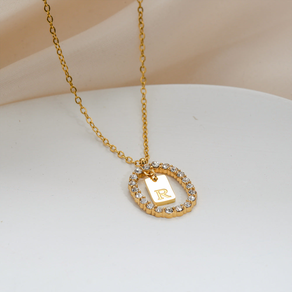 Collana da donna a maglione versatile in acciaio inossidabile ovale minimalista con lettera, placcata oro, con catena a maglie, con strass micro-pavé
