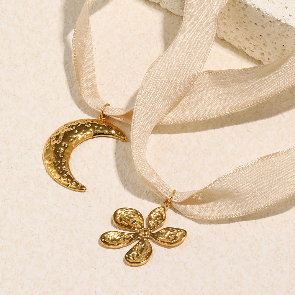 Collana pendente con luna geometrica minimalista da donna in acciaio inossidabile placcato oro 18K con finitura martellata testurizzata