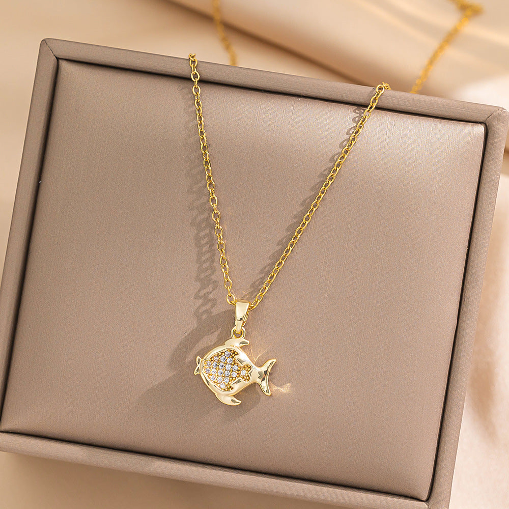 Collana Pendente a Forma di Piccolo Pesce Geometrico Minimalista da Donna in Acciaio al Titanio con Finitura Oro Fluorescente Galvanizzato e Catena Snake
