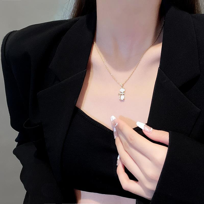 Collana minimalist in acciaio al titanio con ciondolo a gatto in stile francese, con charm in rame placcato oro su catena a maglie per donne e uomini