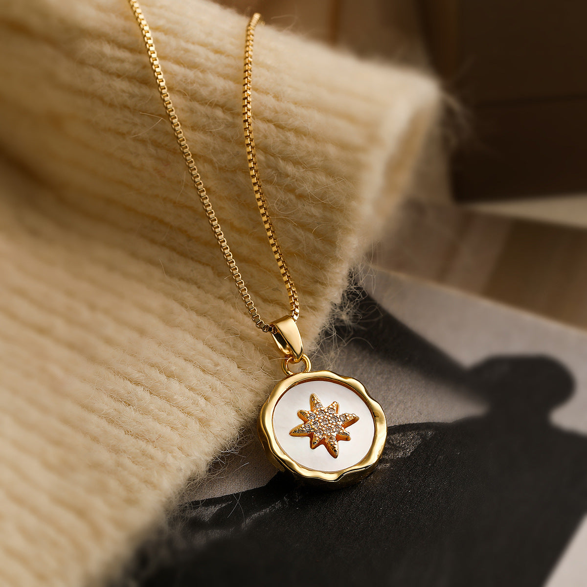 Collana Pendente Rotonda da Donna Placcata Oro a Forma di Ape Minimalista con Zirconi