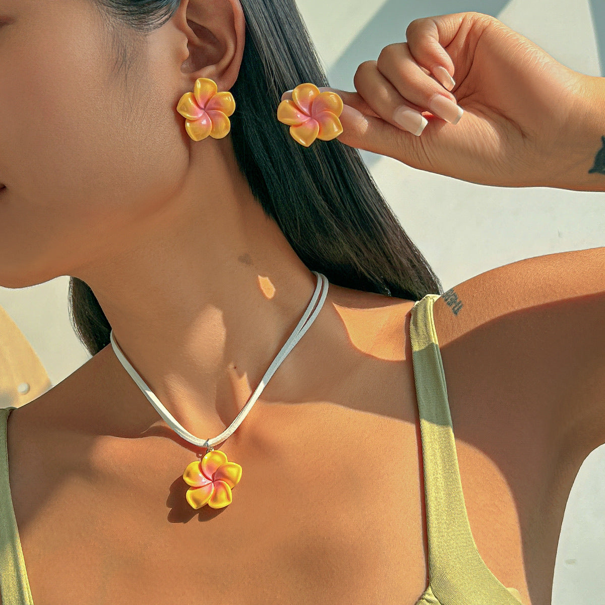 Collar con colgante floral minimalista para mujer con dije de pétalo acrílico y cadena de terciopelo coreano