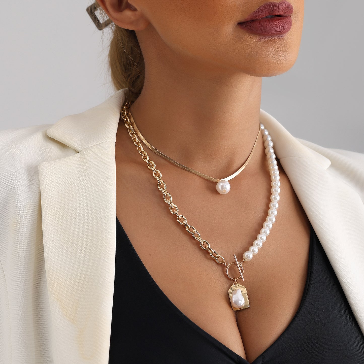 Vintage Baroque Style Geometric Pendant Necklace for Women with Electroplated Metal Chain and Imitation Pearl Accents