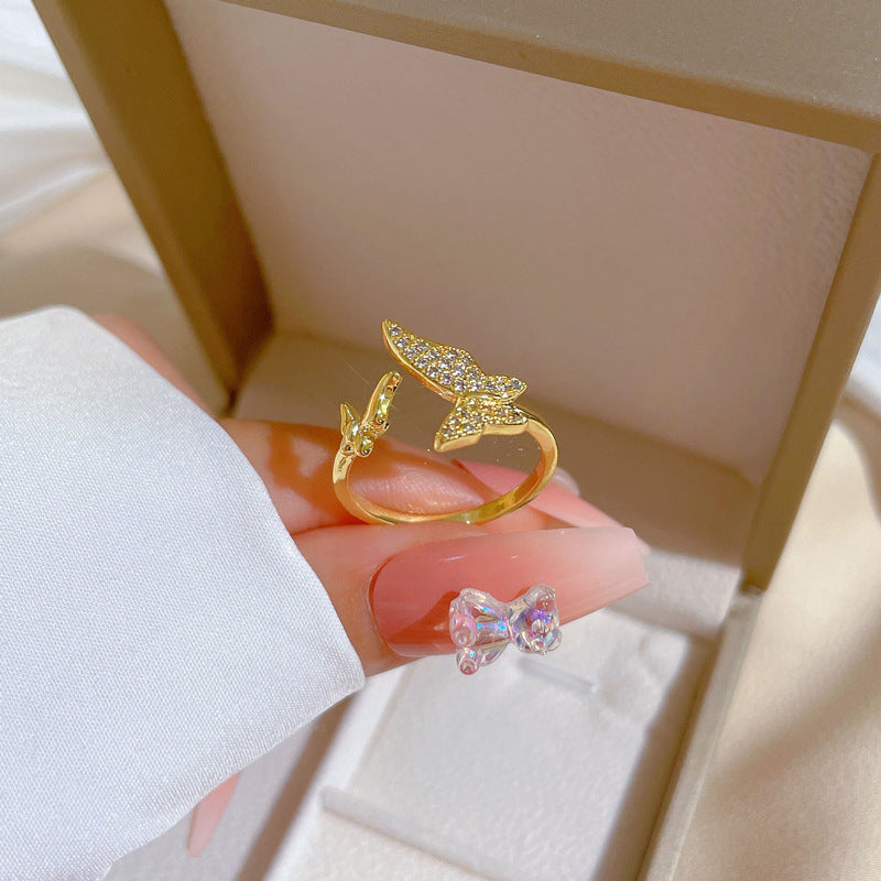 Anillo minimalista de latón chapado en oro con forma de mariposa para mujer