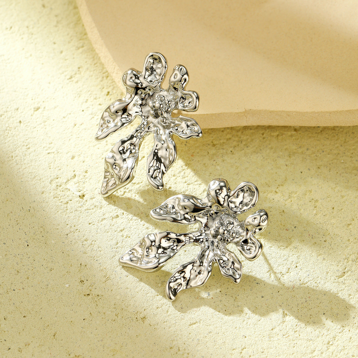 Pendientes de acero inoxidable florales de moda para mujer con acabado chapado y forma de flor irregular