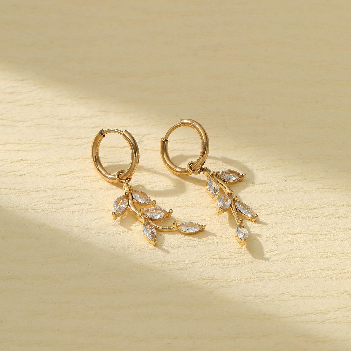 Orecchini da donna minimalisti in acciaio al titanio a forma di petalo con intarsio di strass
