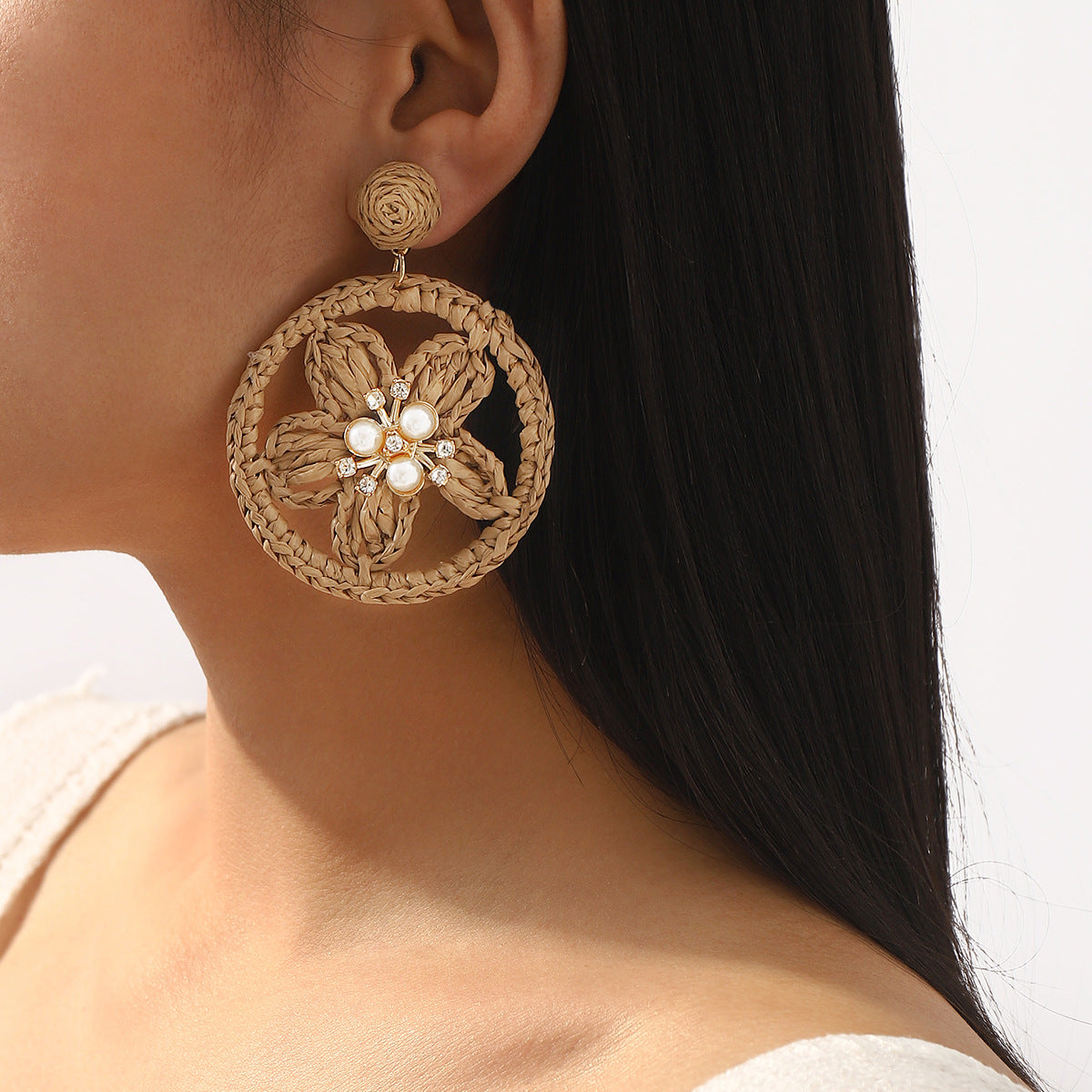 Orecchini a perno con fiore in rafia fatti a mano con strass e perle finte, stile vacanza, per donna
